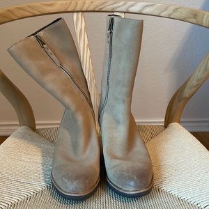 Gently used Sorel wedge boots. Natural suede leather. Womens size 8